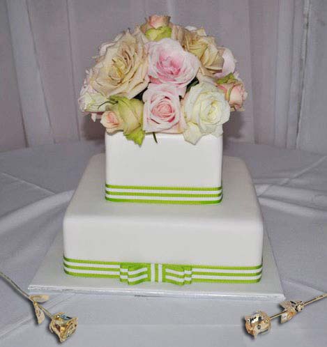 Gold Eternity Roses on Bridal Table